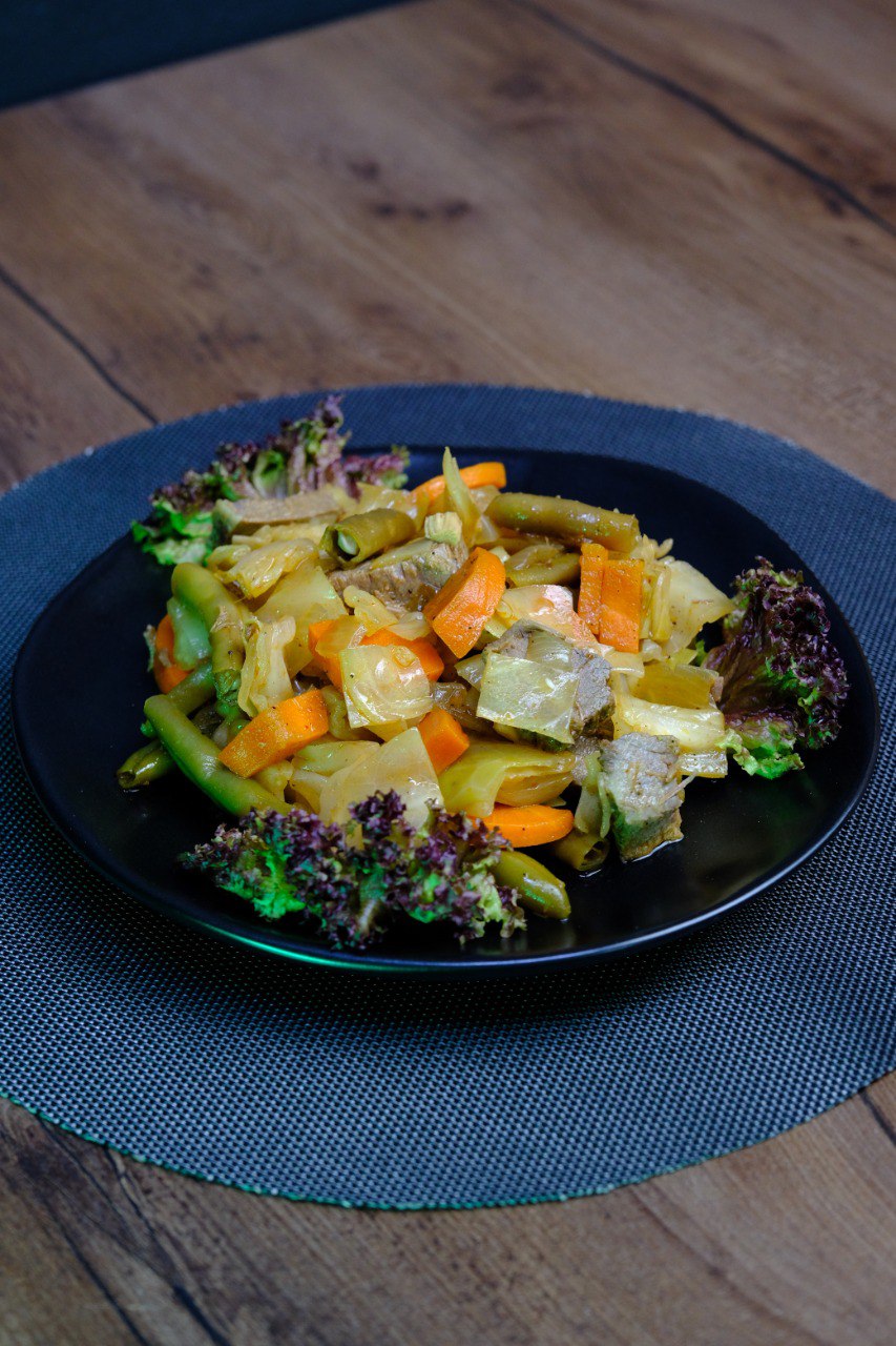 Тушёная капуста с фасолью, морковью и говядиной