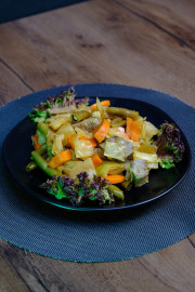 Тушёная капуста с фасолью, морковью и говядиной