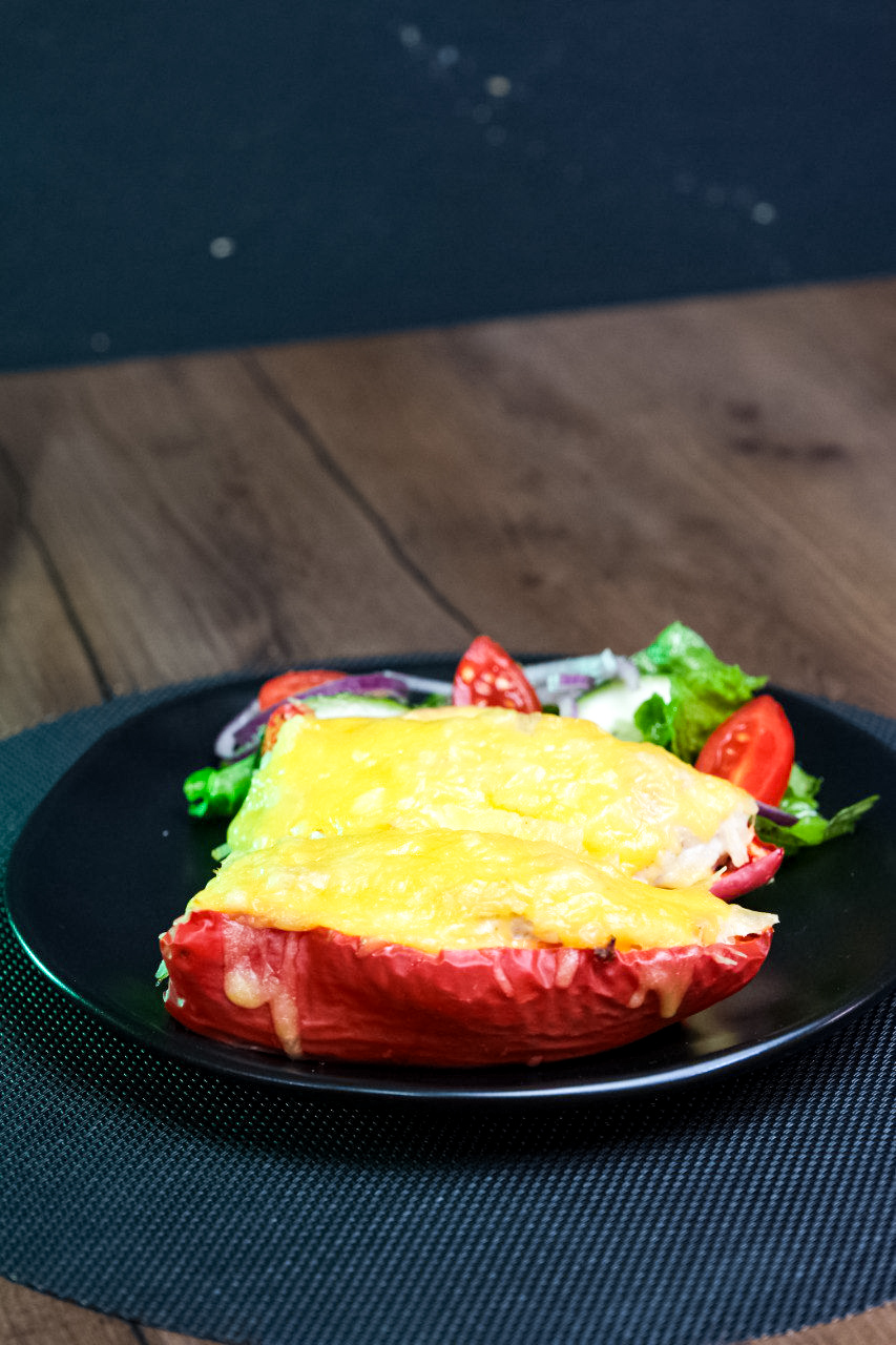Перец фаршированный мясом птицы,рисом и овощами и сыр