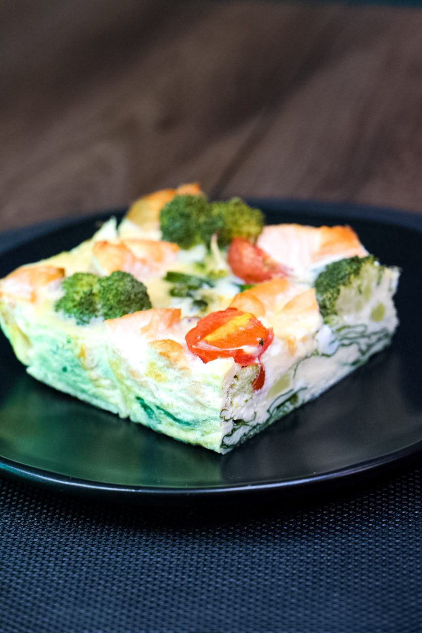 ПП Киш с красной рыбой, брокколи, черри, цветной капустой, шпинатом и моцареллой