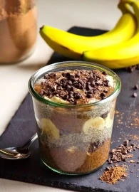 Чиа пудинг с финиками, бананом, овсянкой и греческим йогуртом