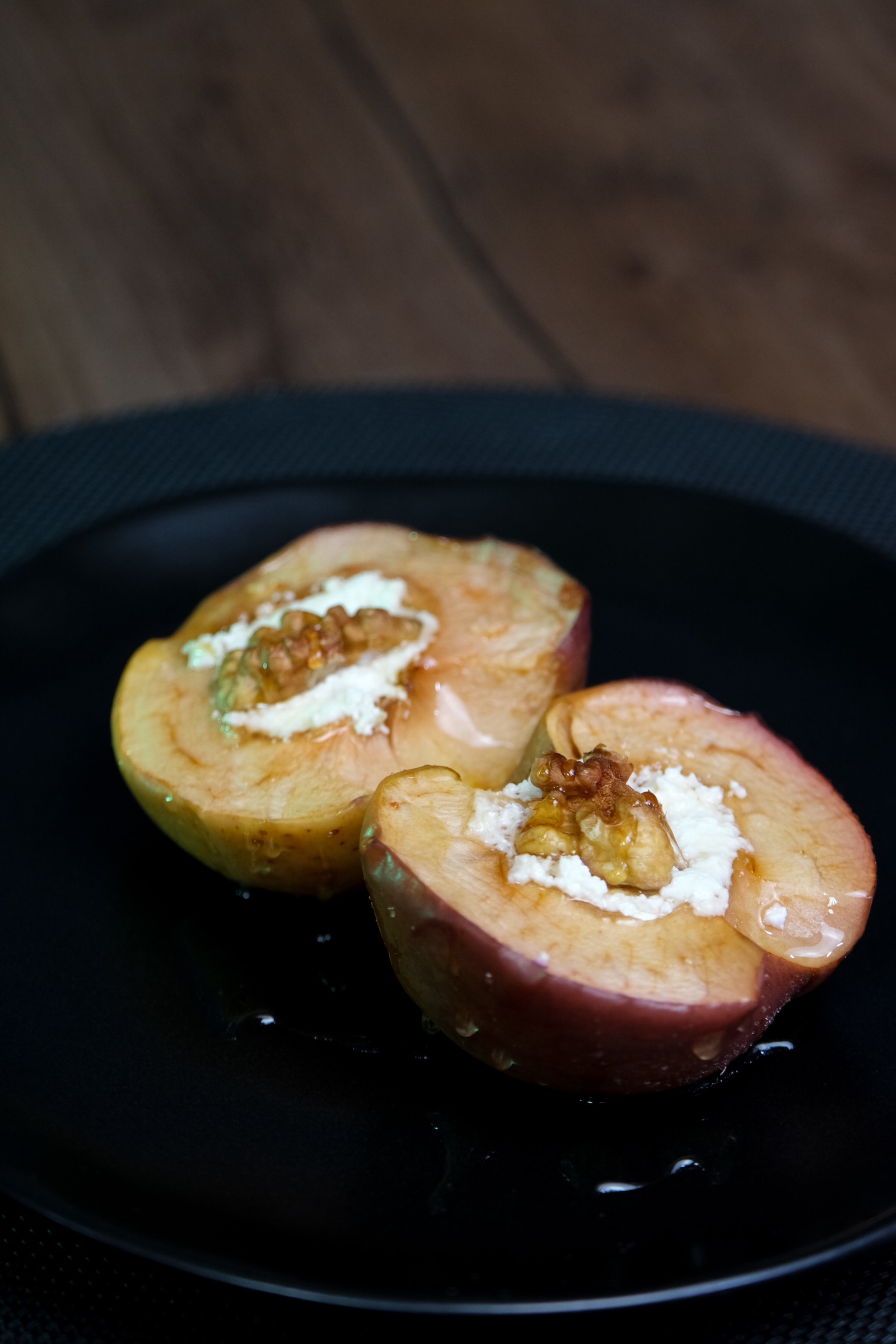 Запеченные яблоки с творогом, мёдом и грецким орехом