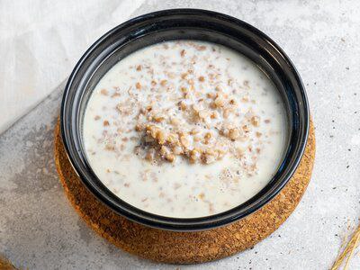 Гречневая каша на растительном молоке (с добавками на выбор)