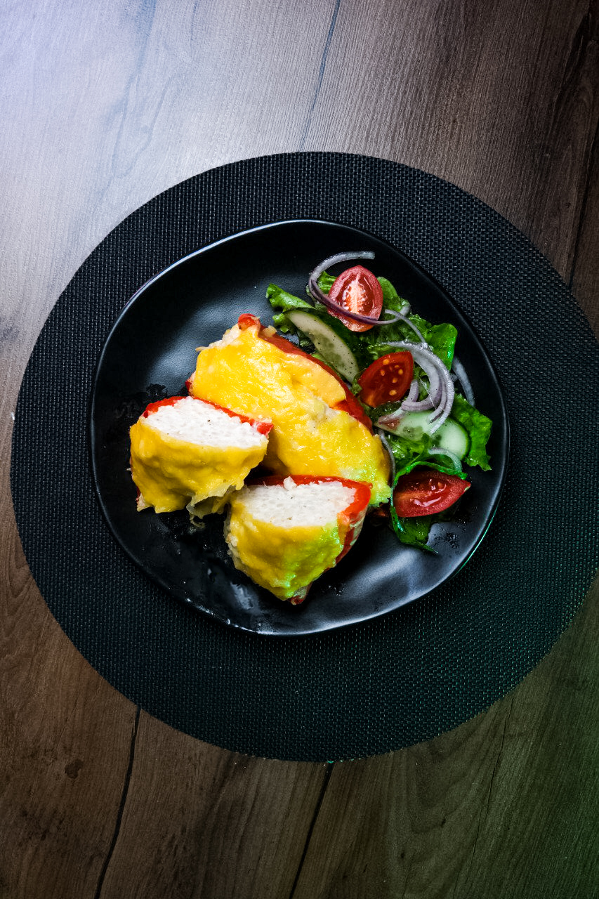 Перец фаршированный мясом птицы,рисом и овощами и сыр