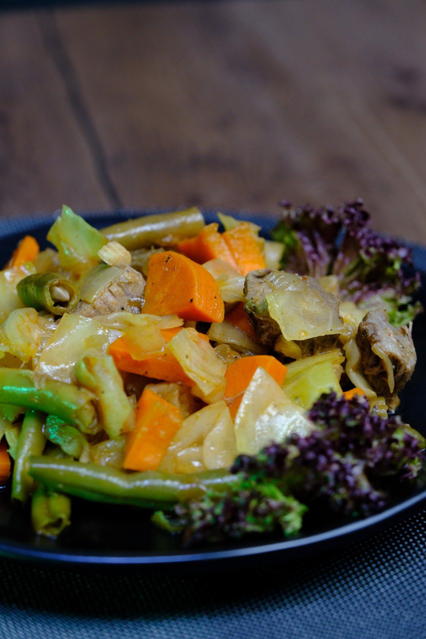 Тушёная капуста с фасолью, морковью и говядиной