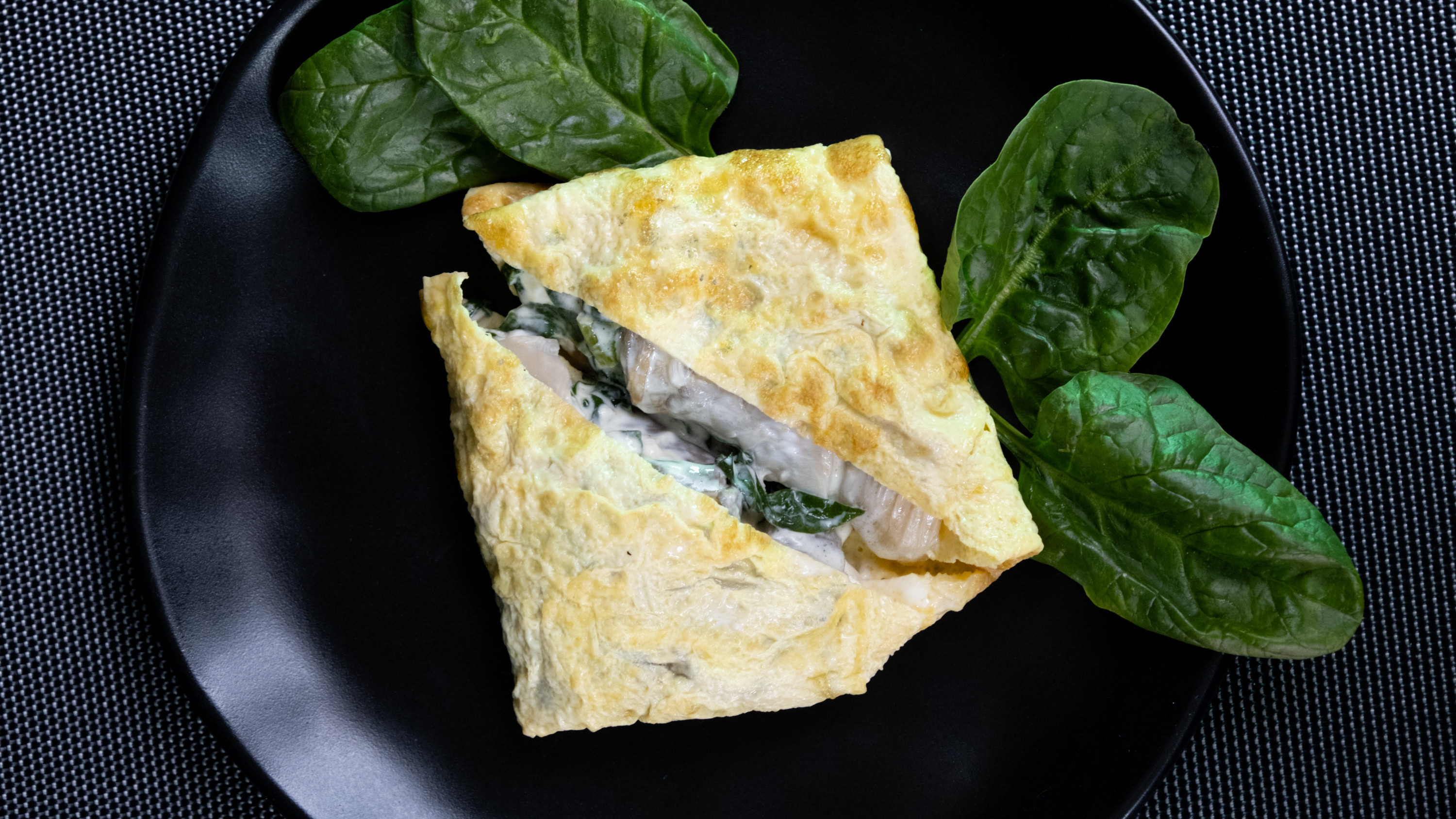 Яичный конвертик с грибами, шпинатом и творожным сыром