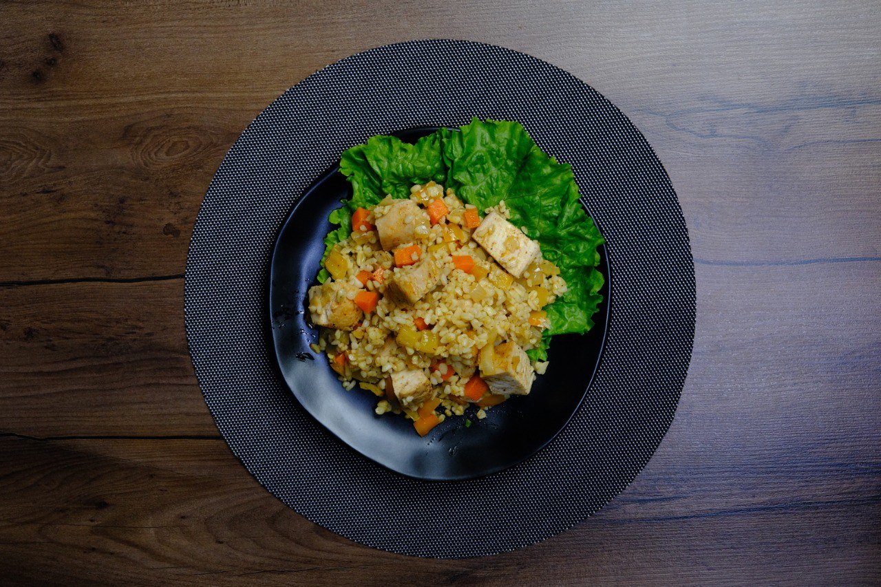 Булгур с куриной грудкой и овощами