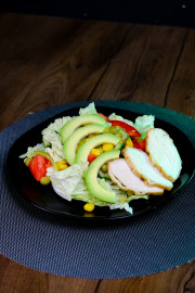 Овощной салат с пекинской капустой, кукурузой, горошком, авокадо и куриной грудкой