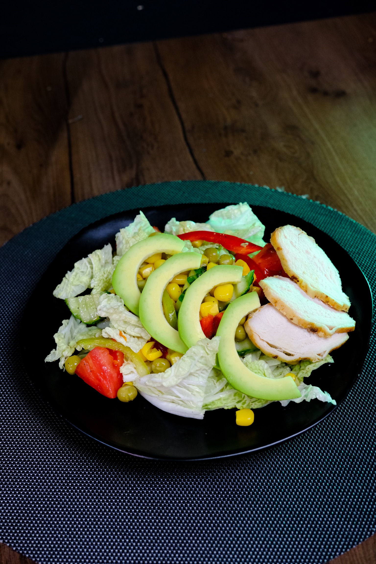 Овощной салат из пекинской капусты с кукурузой, горошком, куриной грудкой и авокадо