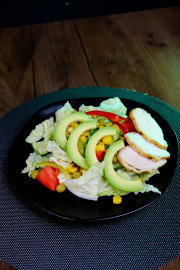 Овощной салат из пекинской капусты с кукурузой, горошком, куриной грудкой и авокадо