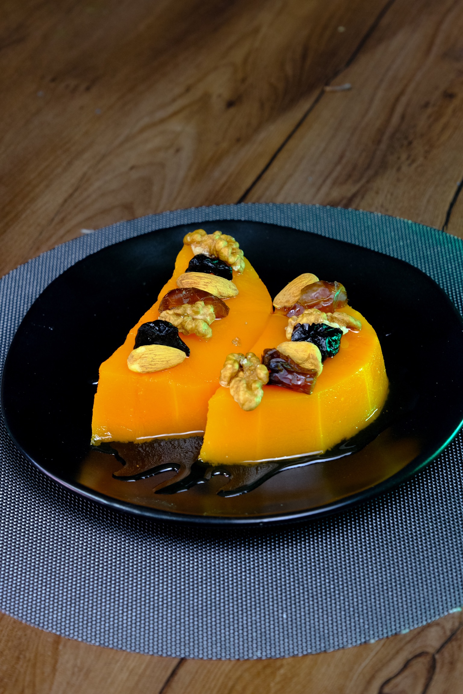 Запеченная тыква с мёдом, сухофруктами и грецким орехом