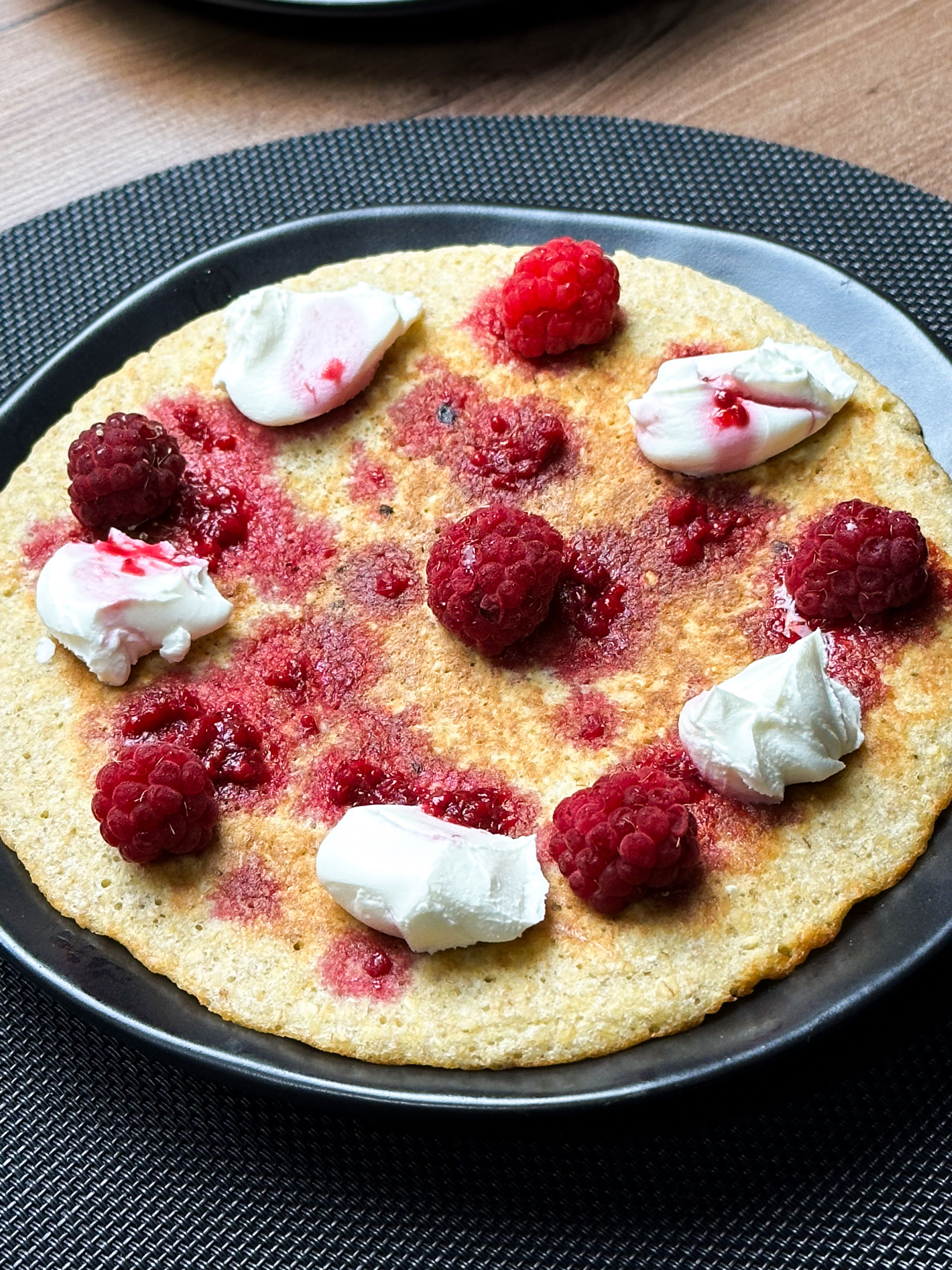 Овсяной блин с бананом и творожным сыром