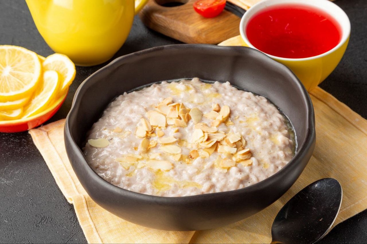 Овсяная каша на растительном молоке (с добавками на выбор)