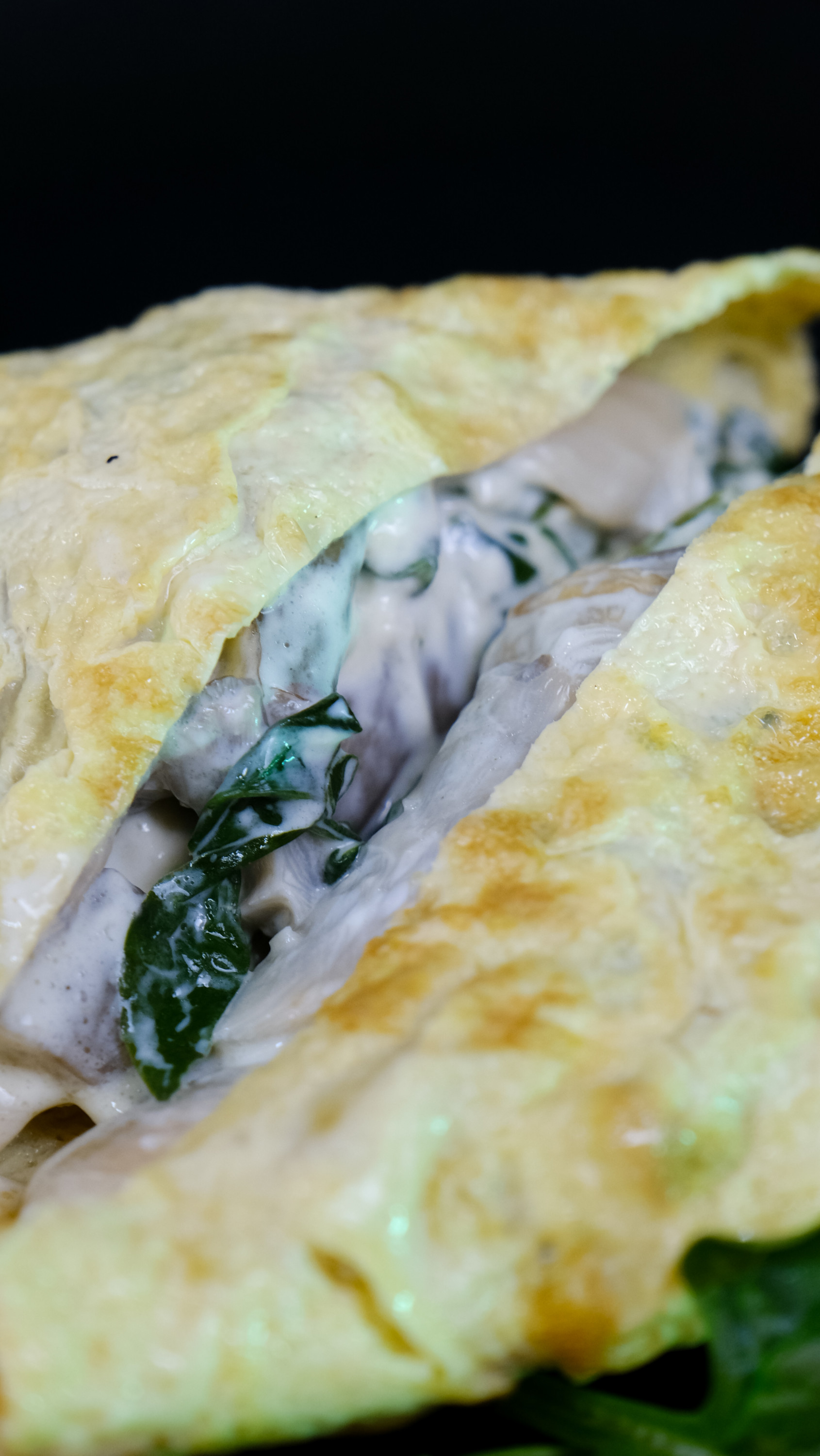 Яичный конвертик с грибами, шпинатом и творожным сыром