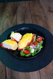 Перец фаршированный мясом птицы,рисом и овощами и сыр